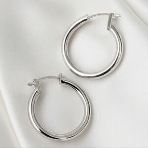 Elegant Silver Hoop Earrings – Minimalist Timeless Women’s Fashion Jewelry